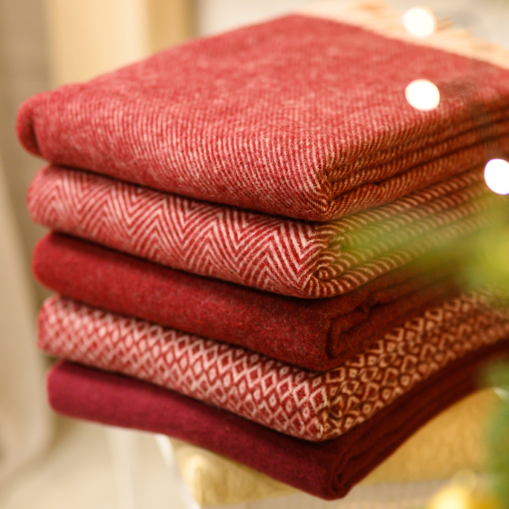 Czerwone koce wełniane