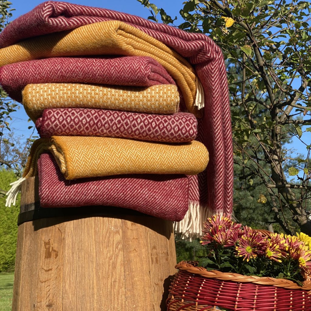 Koce wełniane w jesiennej scenerii