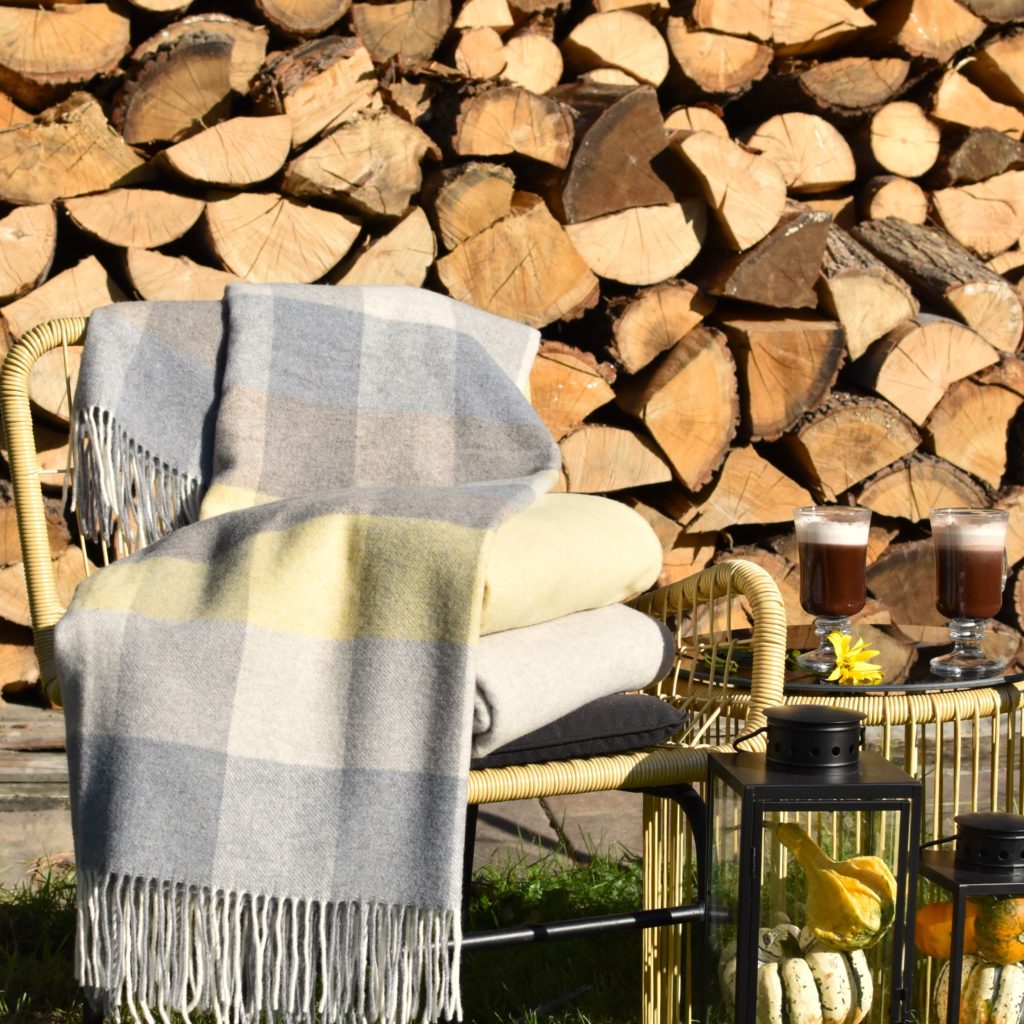 Koce z kaszmirem na tle drewna