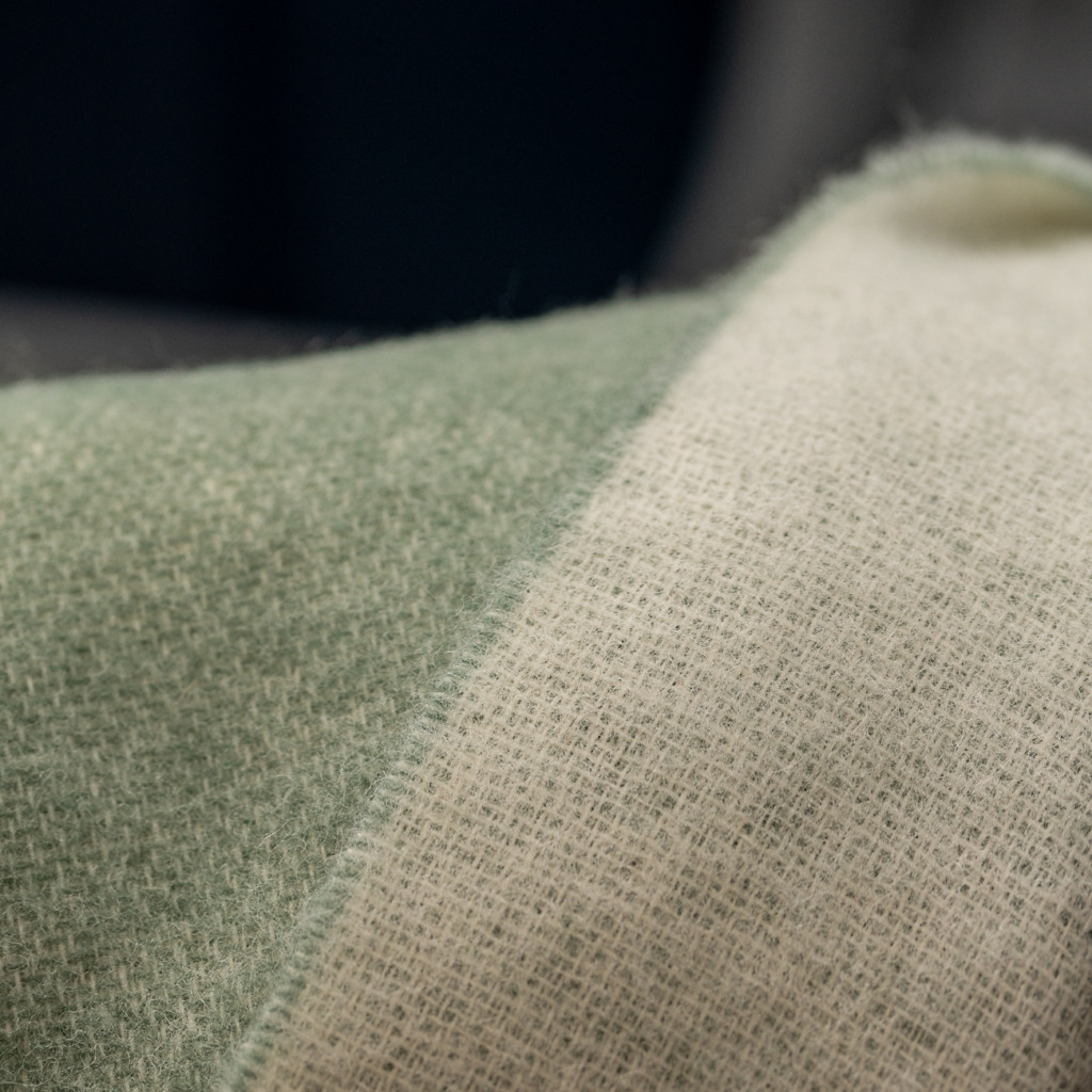 Koc wełniany szałwiowo-biały dwustronny zbliżenie